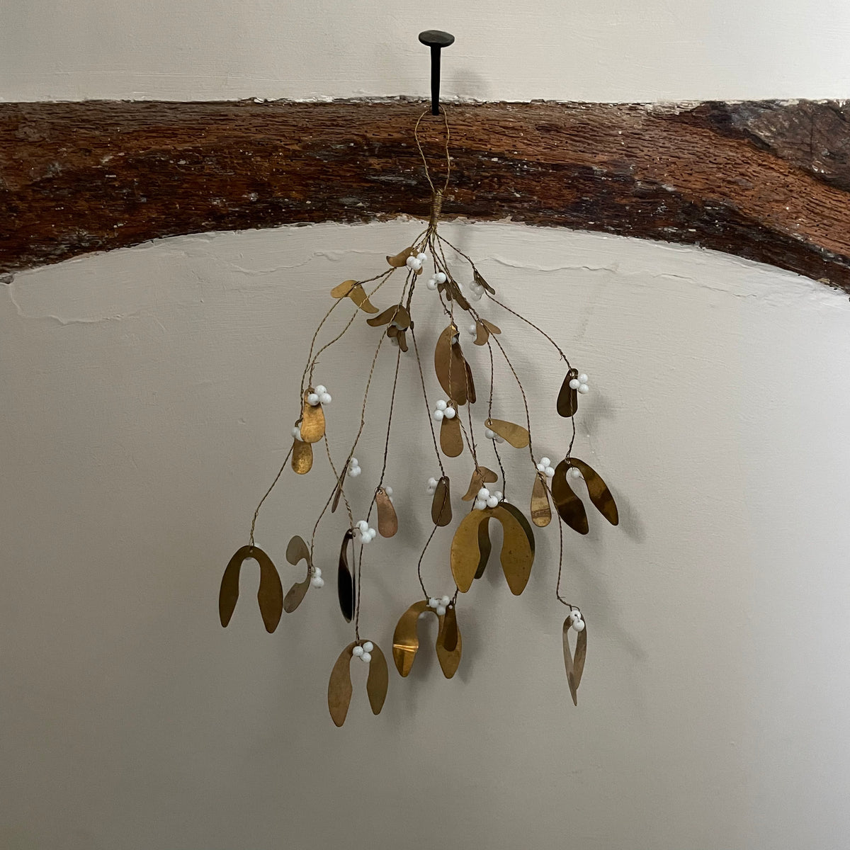 GOLD MISTLETOE WITH WHITE BERRIES